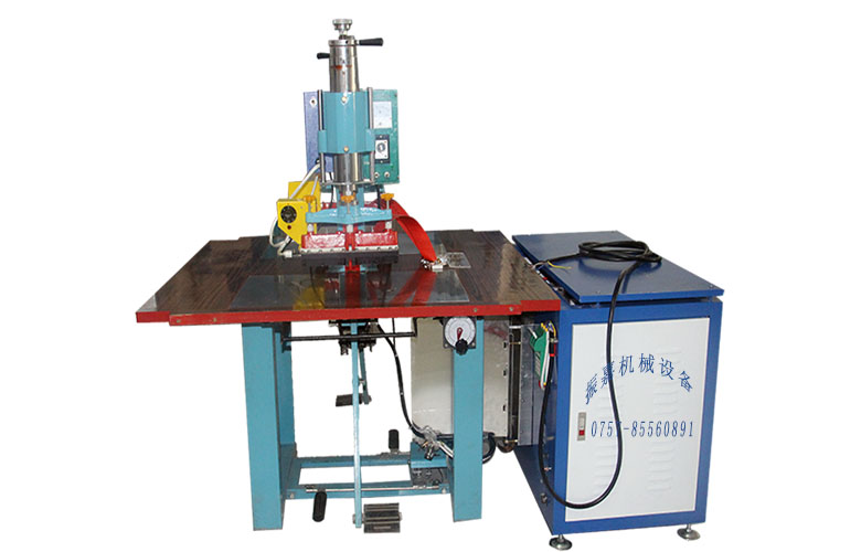 雙頭高周波熔接機(jī)實景圖 雙頭高周波熔接機(jī)實景圖